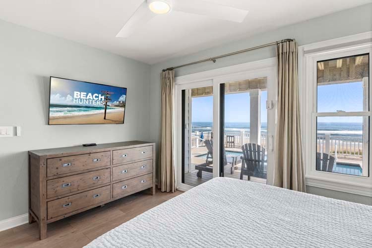 1st Floor Queen Bedroom