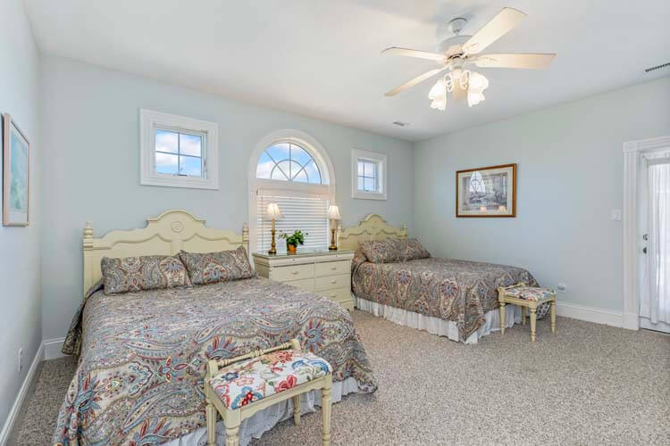 1st Floor Queens with Private Bath