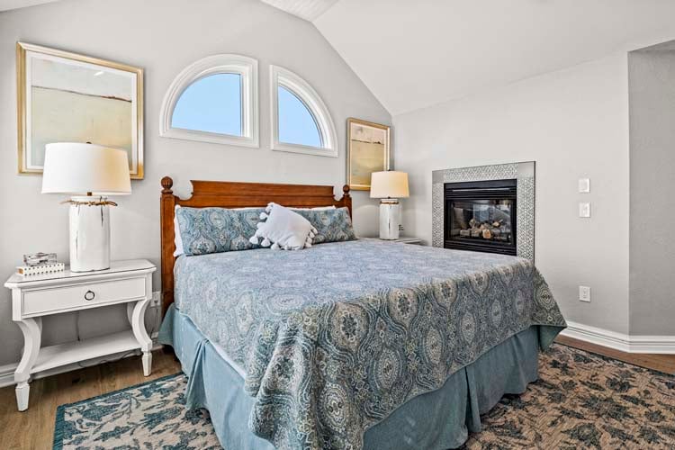 2nd Floor King with Private Bath