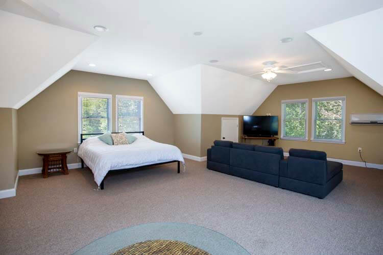 King with Private Bath (Above Garage)