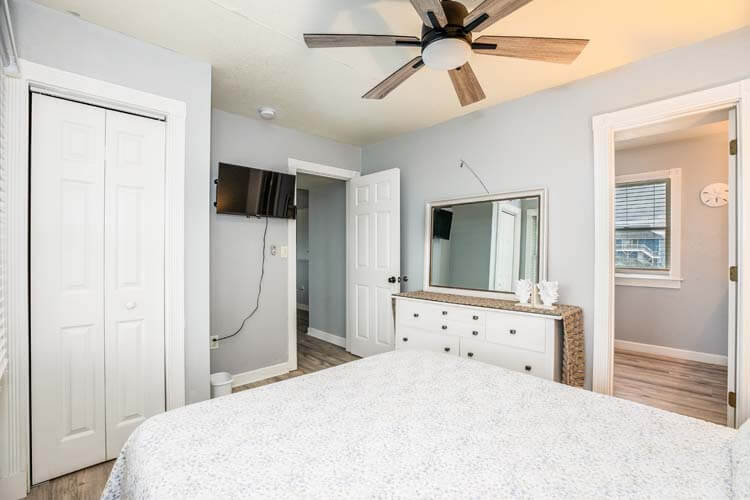 1st Floor Queen with Private Bath