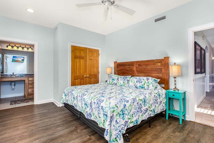 1st Floor King with Private Bath