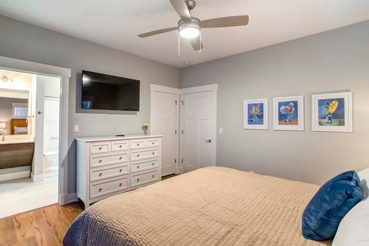 1st Floor King with Private Bath