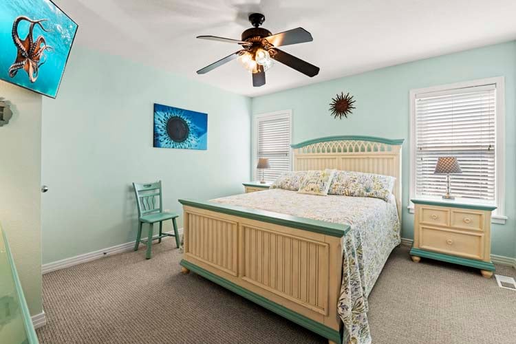 1st Floor Queen with Private Bath