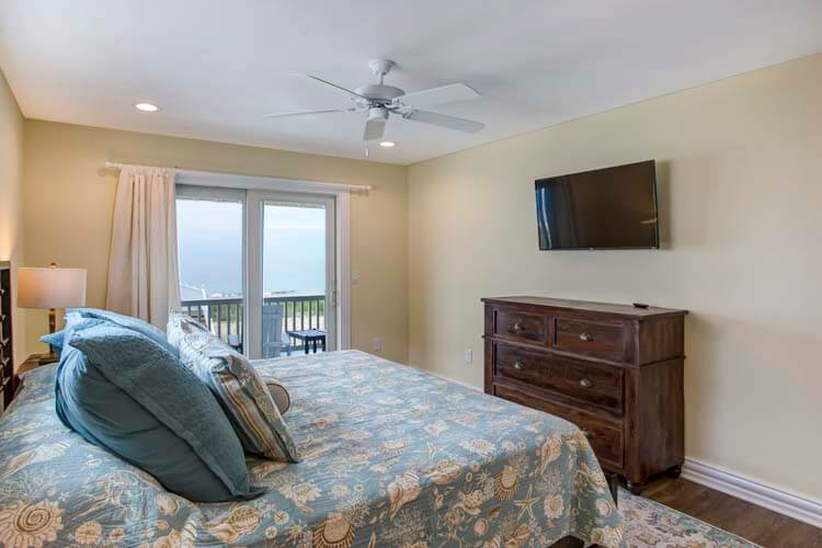 1st Floor NE King with Private Bath