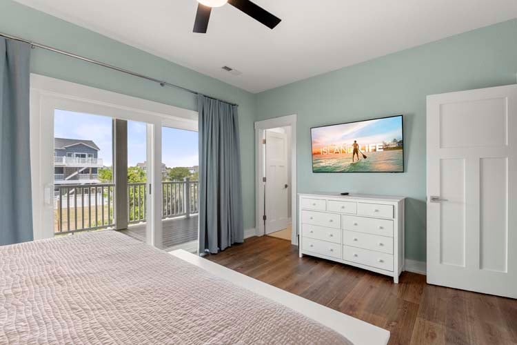 1st Floor King with Private Bath