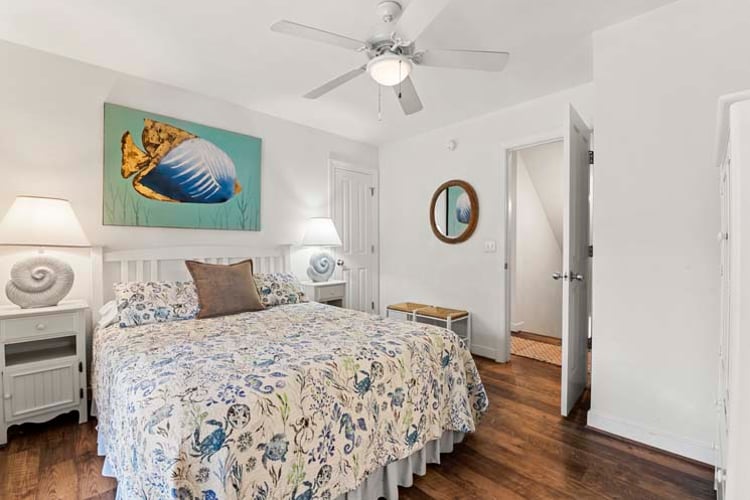 1st Floor Queen with Private Bath