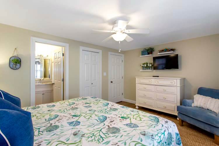 1st Floor King with Private Bath