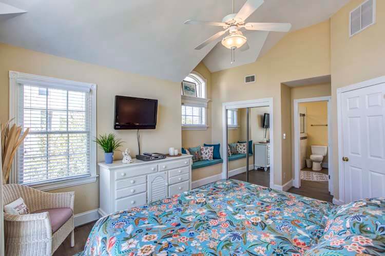 2nd Floor King with Private Bath