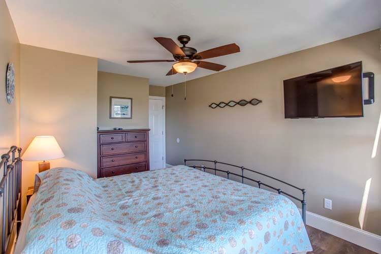 1st Floor King Bedroom