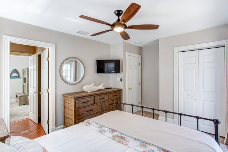 Ground Floor Queen with Shared Bath