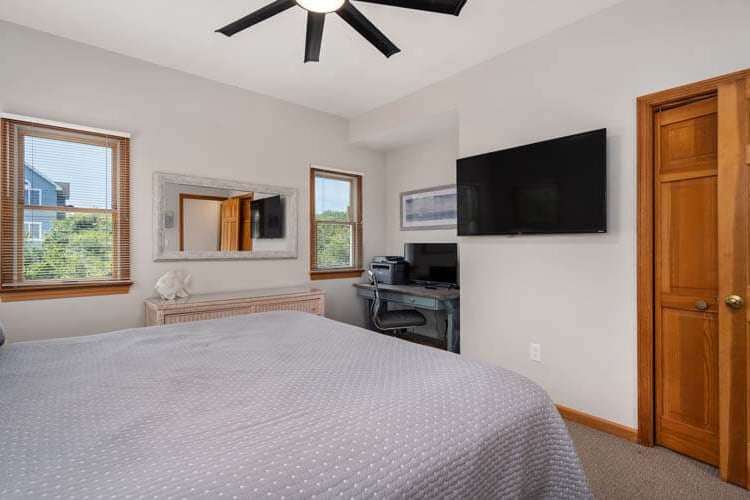 1st Floor King Bedroom