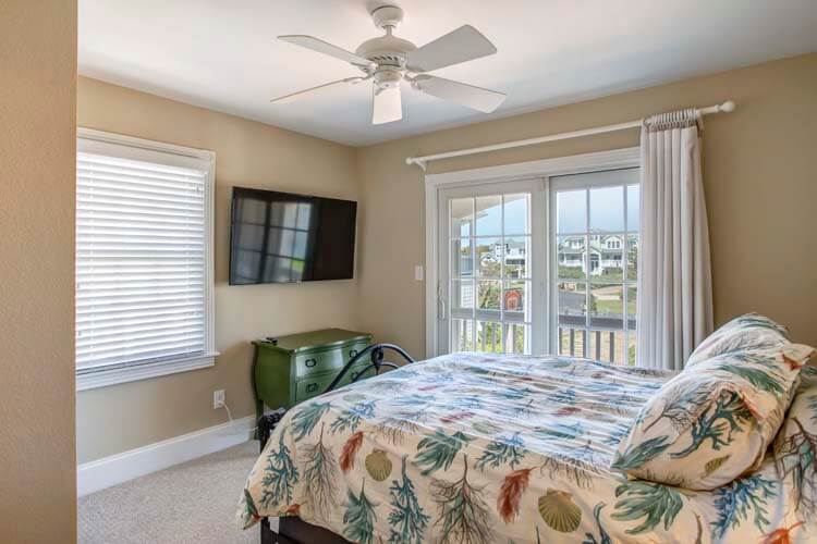 1st Floor Queen with Shared Bath