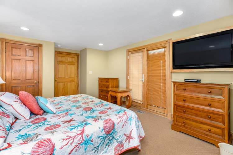 1st Floor NW King with Private Bath