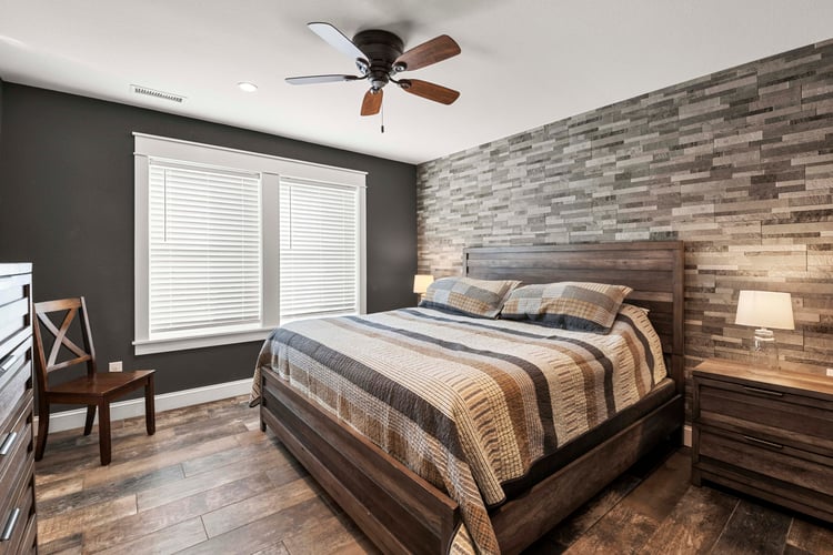 Ground Floor King with Shared Bath (18)