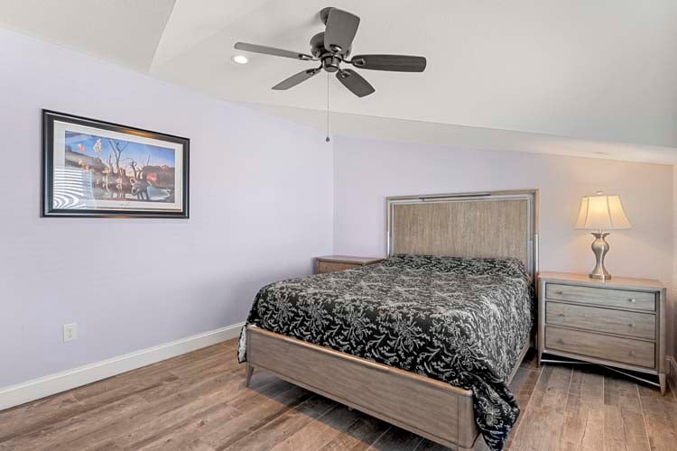 3rd Floor Queen with Private Bath (20)