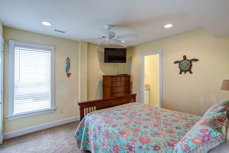 Ground Floor Queen with Private Bath