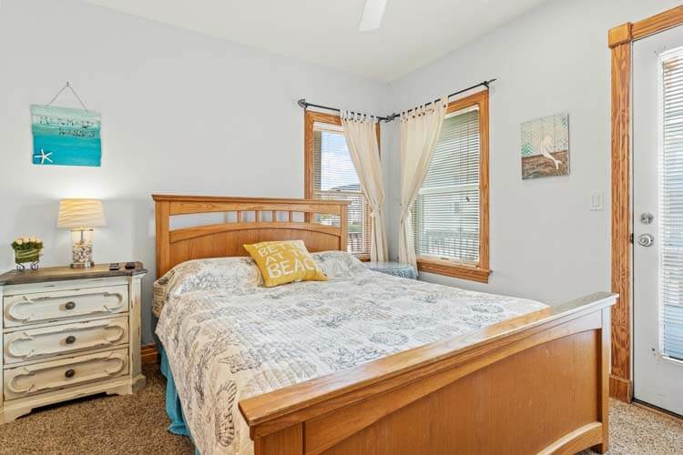 1st Floor Queen Bedroom
