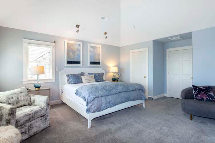 Top Floor King with Private Bath