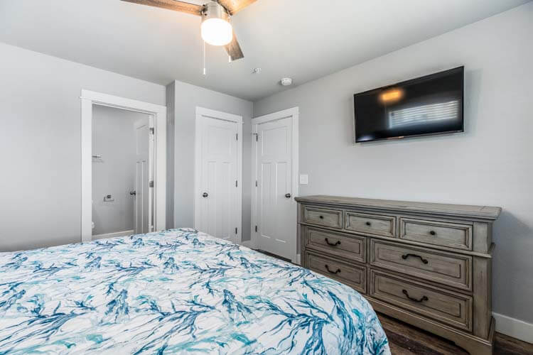 1st Floor King with Private Bath