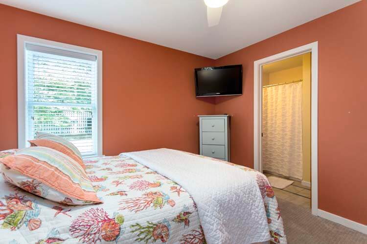 Ground Floor Queen with Private Bath