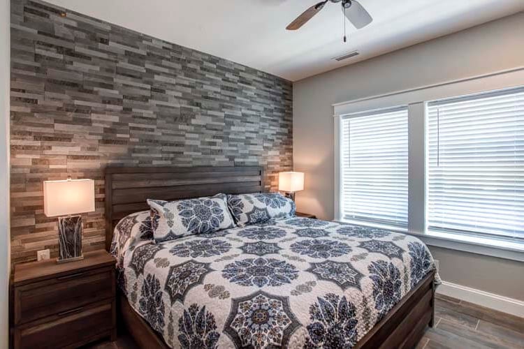 1st Floor King with Shared Bath (9)