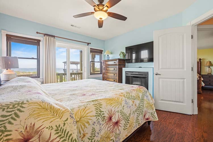 1st Floor King with Private Bath