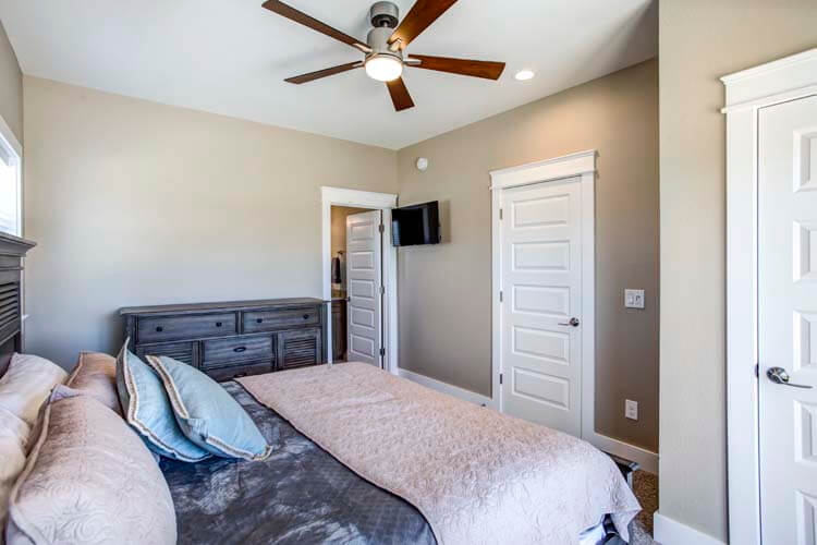 1st Floor King with Private Bath
