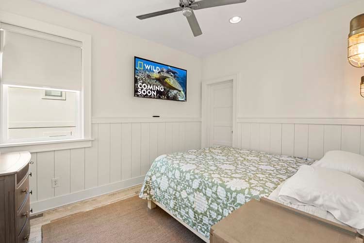 1st Floor Queen with Shared Bath