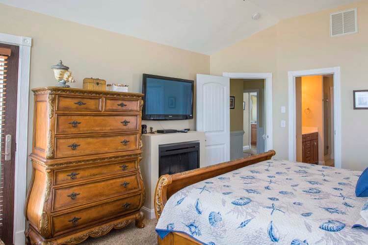 2nd Floor King with Private Bath