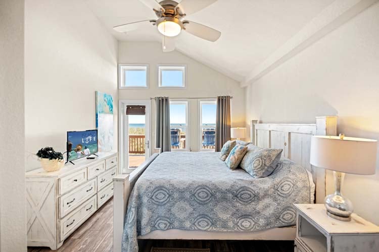 2nd Floor King with Private Bath