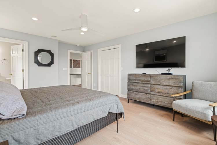 1st Floor King with Private Bath