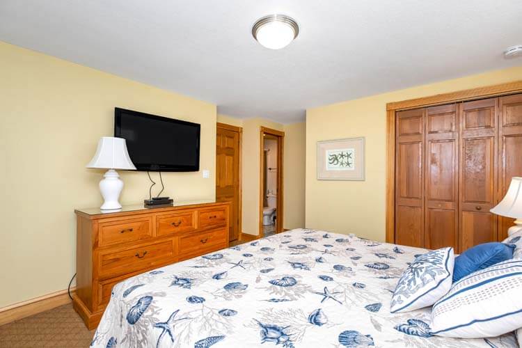 1st Floor NE King with Private Bath