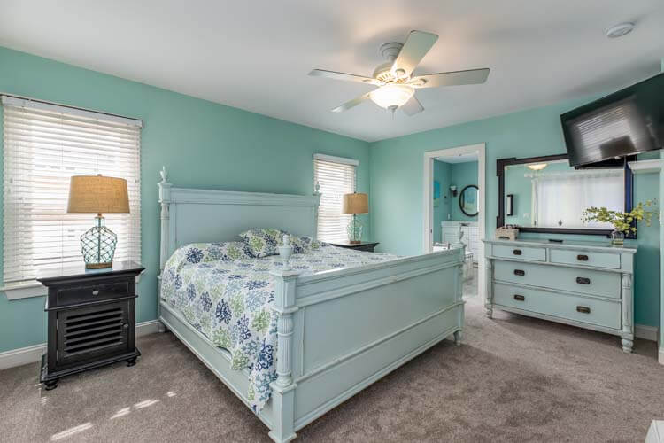 1st Floor King with Private Bath