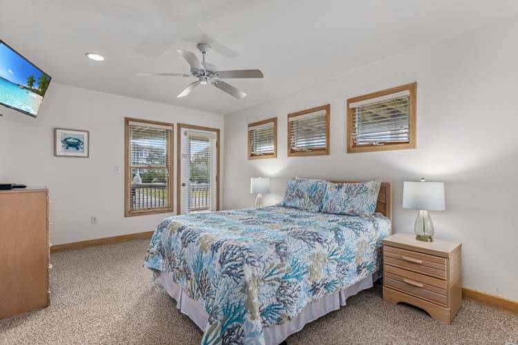 1st Floor Queen with Shared Bath