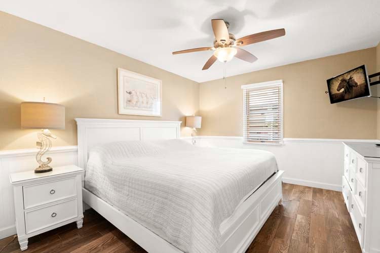 Ground Floor King with Shared Bath