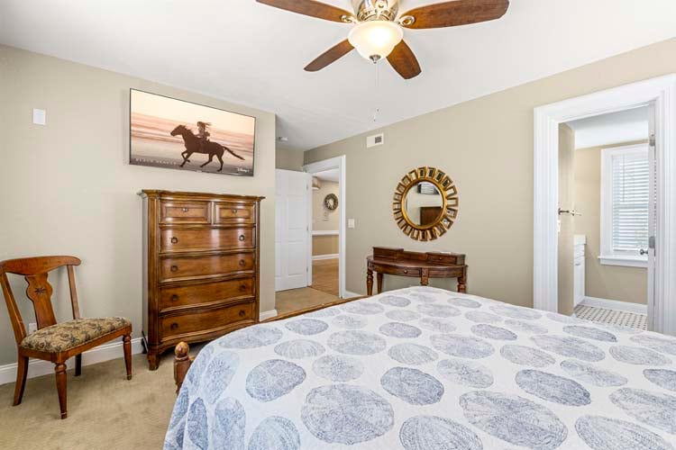 1st Floor Queen with Private Bath