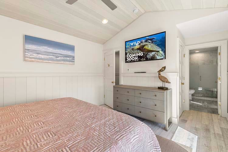 2nd Floor King with Private Bath