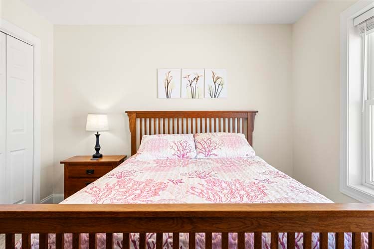 2nd Floor Queen with Private Bath