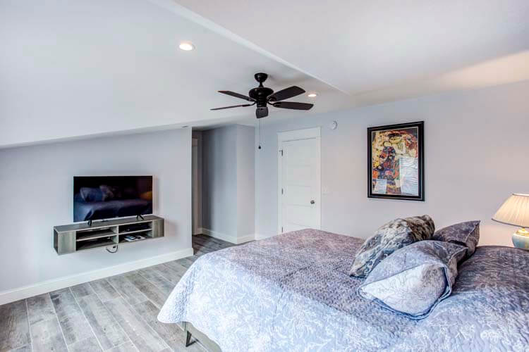 3rd Floor Queen with Private Bath (19)