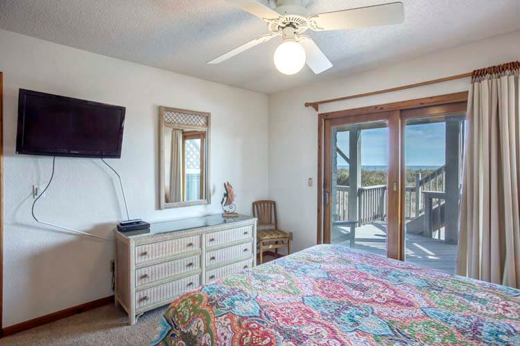 1st Floor Queen Bedroom