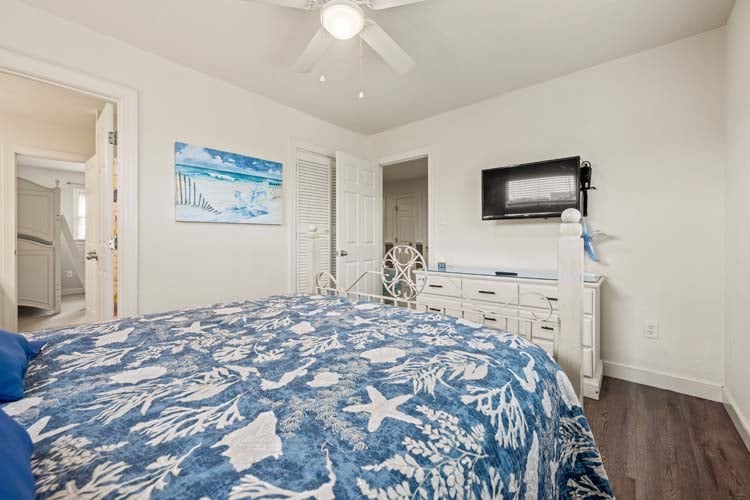 1st Floor Queen with Shared Bath