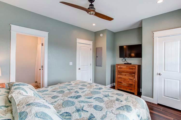 1st Floor King with Private Bath (NW)