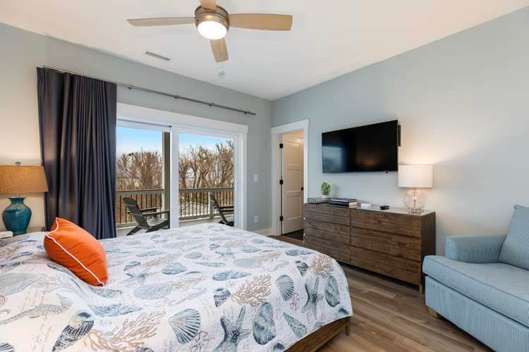 1st Floor King with Private Bath