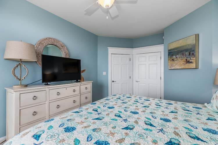 1st Floor King Bedroom