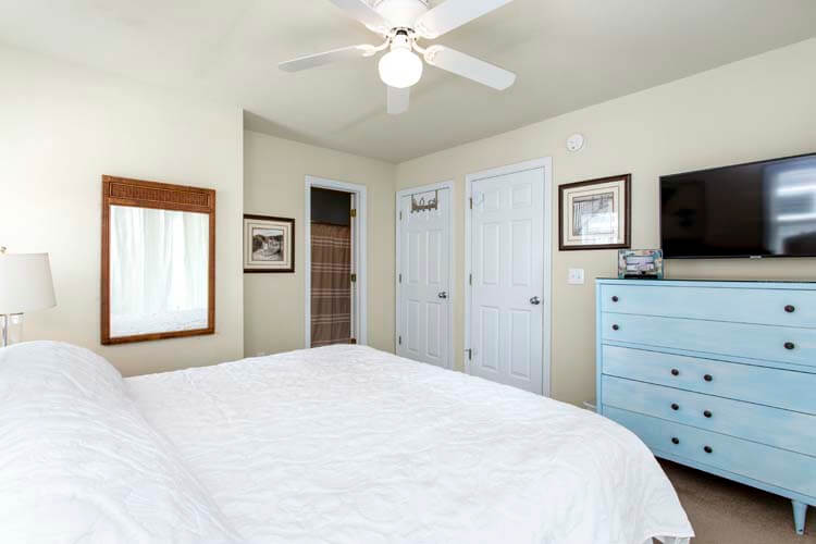 1st Floor King with Private Bath