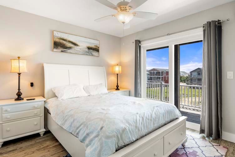 1st Floor Queen with Private Bath