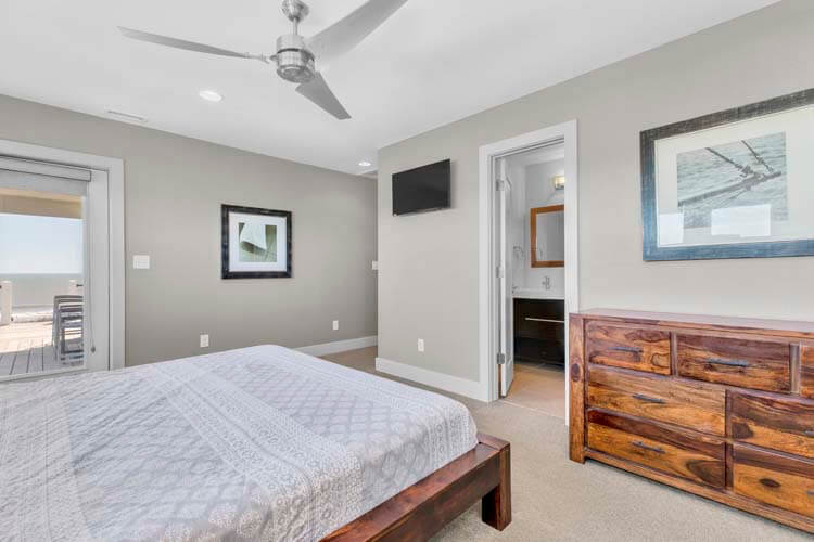 2nd Floor King with Private Bath