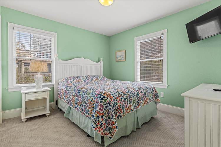 1st Floor Queen with Private Bath