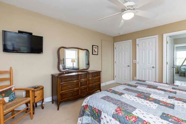 1st Floor King with Shared Bath